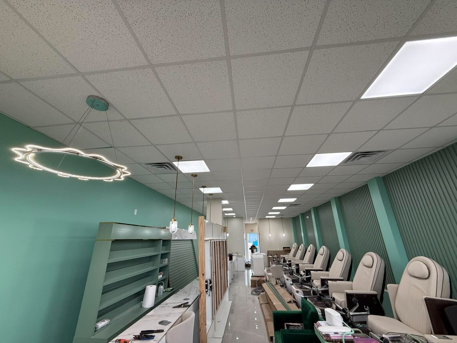 Thi công nội thất tiệm nail trọn gói tại Mỹ giai đoạn thi công lắp đặt nội thất 