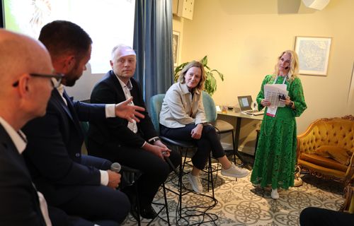 Fra venstre: Geir Ove Røed (Business Development Manager, SAR), Øyvind Sandve (Sales & Market Director, Stena Recycling), Tor Olav Schibevaag (CEO, SAR), Karen Aanestad (Senior External Environment & Climate Professional, Aker BP) og debattleder Christine Lervik Palm (CSO, SAR).