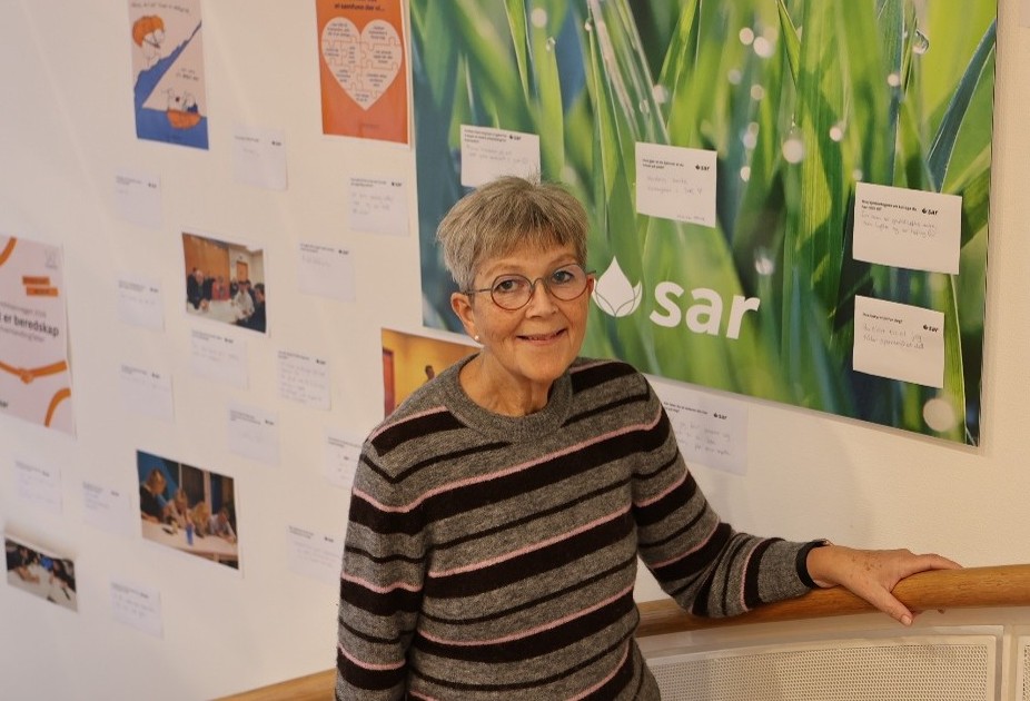 VP People & Organisation, Randi Skjæveland foran en av våre "beredskapsvegger"