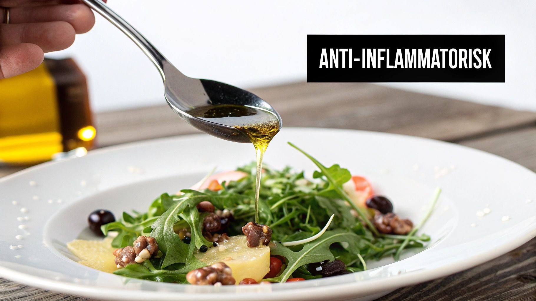 Oliver och örter som representerar olivoljans naturliga antiinflammatoriska egenskaper.