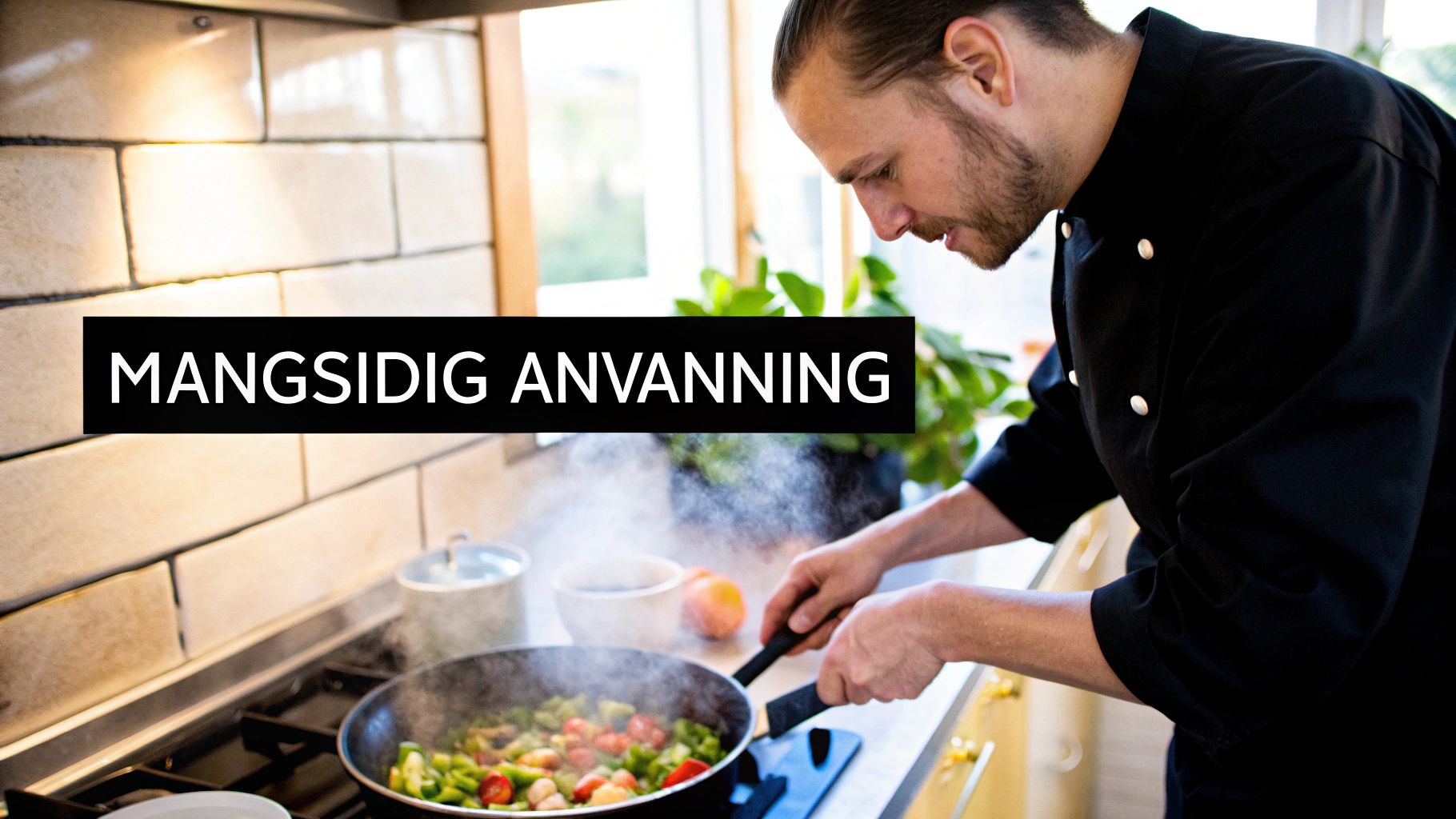 En flaska med olivolja bredvid en skål med oliver