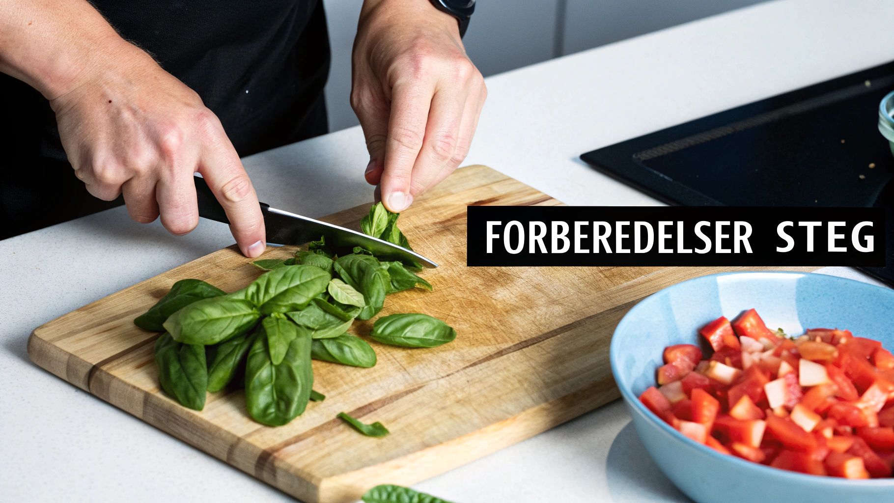 En kastrull med puttrande pastasås med basilika