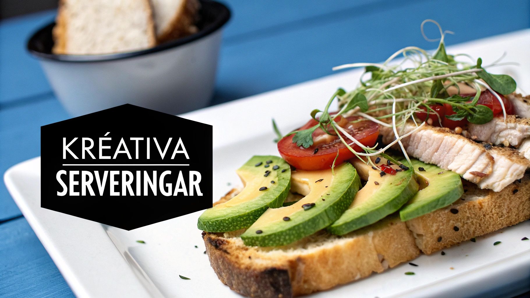 En tallrik med en färdig smörgås gjord på grillad kyckling och grönsaker.