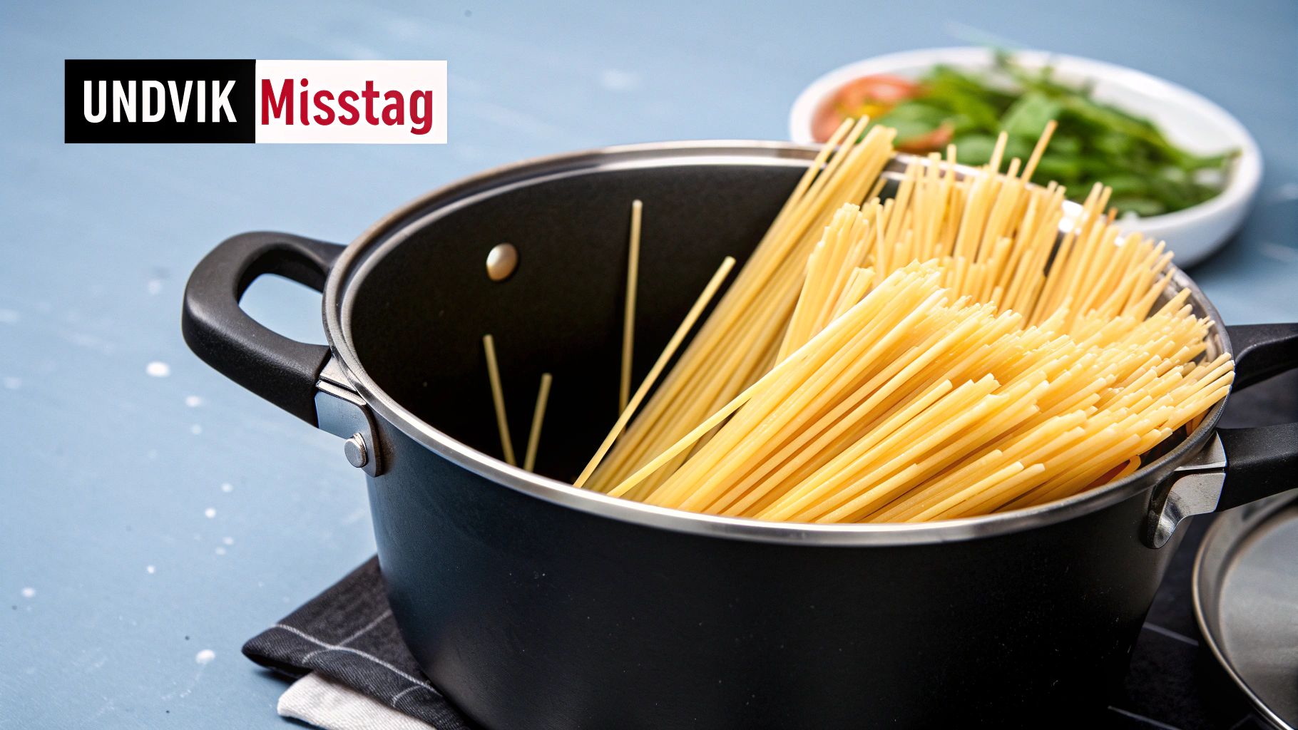 En kastrull med spagetti som hälls av i ett durkslag i en diskho.