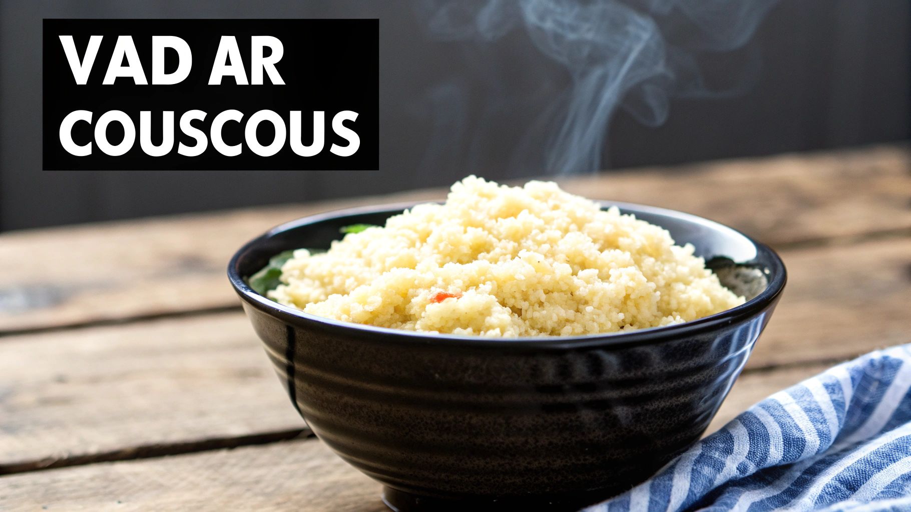 En skål med färdiglagad couscous garnerad med persilja och omgiven av grönsaker