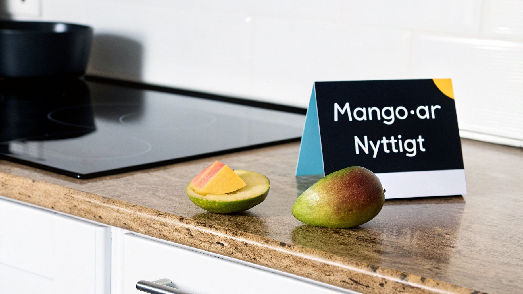 En närbild på en uppskuren mango med färgglatt fruktkött