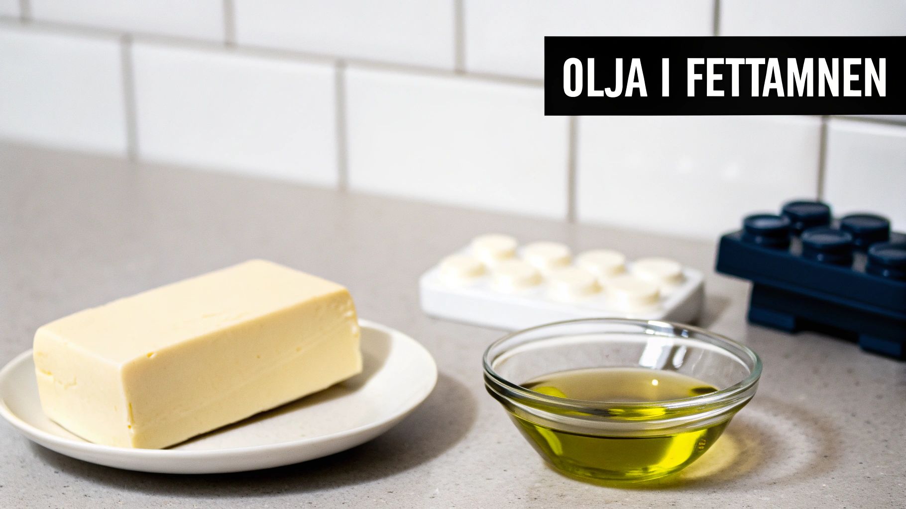 En flaska olivolja bredvid oliver och en olivkvist