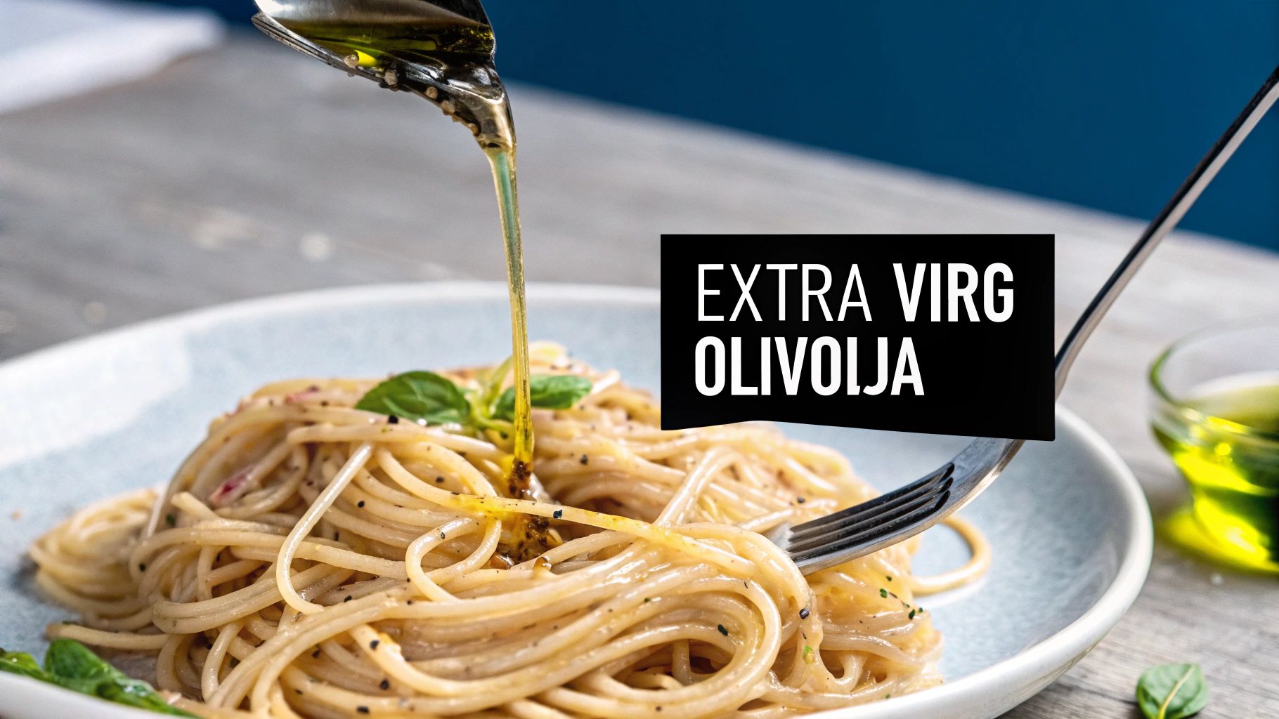 En skål med färdig spagetti, vackert glänsande av olivolja och garnerad med färska örter.