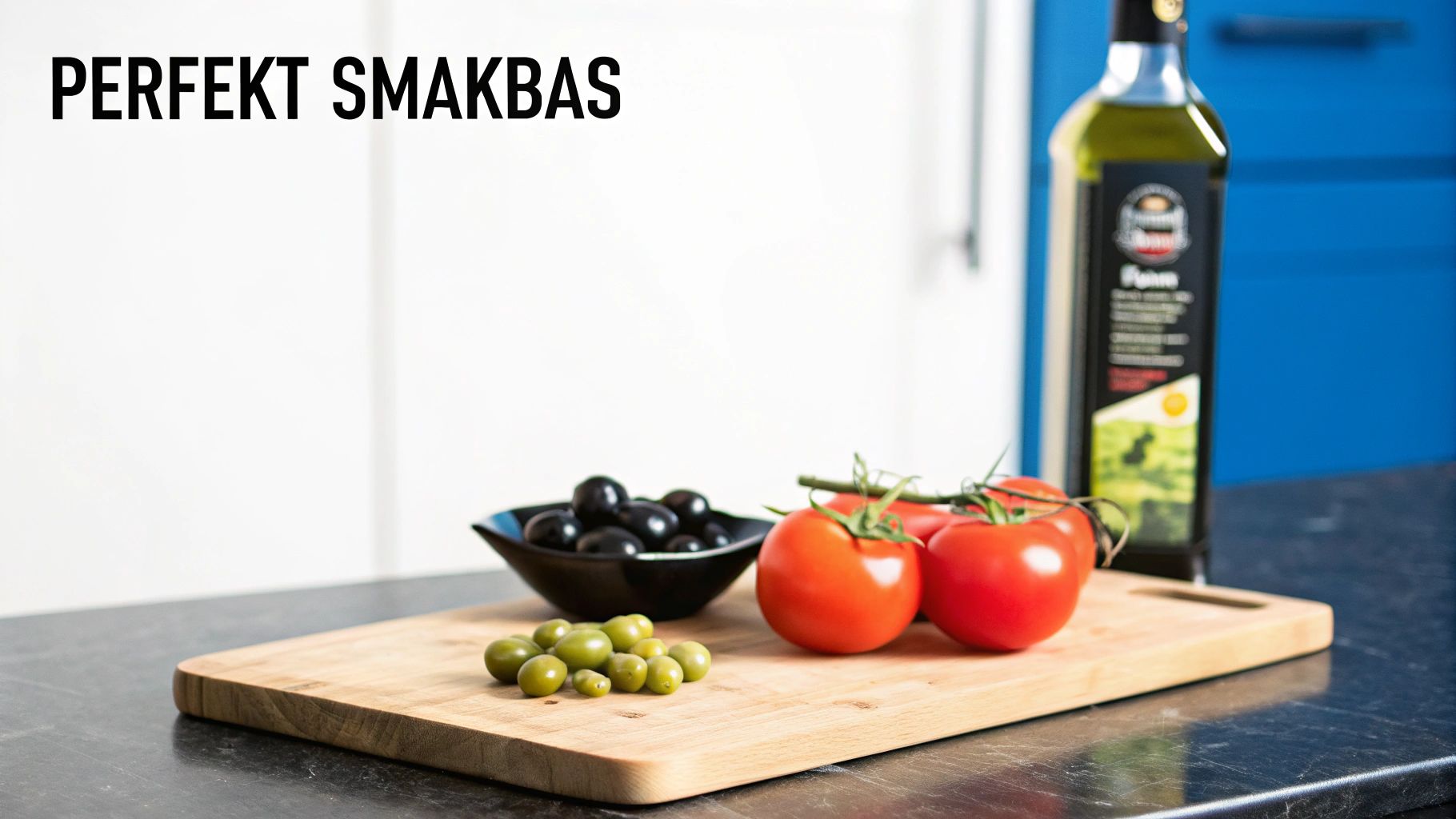 En skål med färdiga bönor i tomatsås, garnerad med färska örter och en skvätt olivolja.