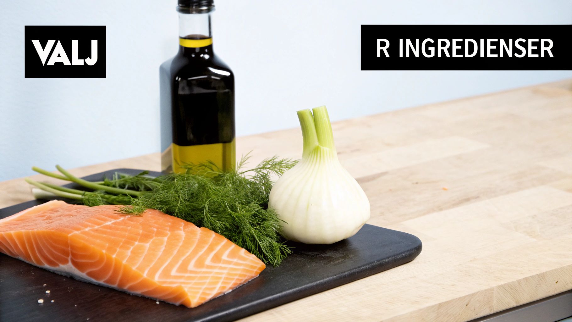 Färska laxfiléer, en hel fänkål och en flaska olivolja ligger på en mörk bänkskiva.