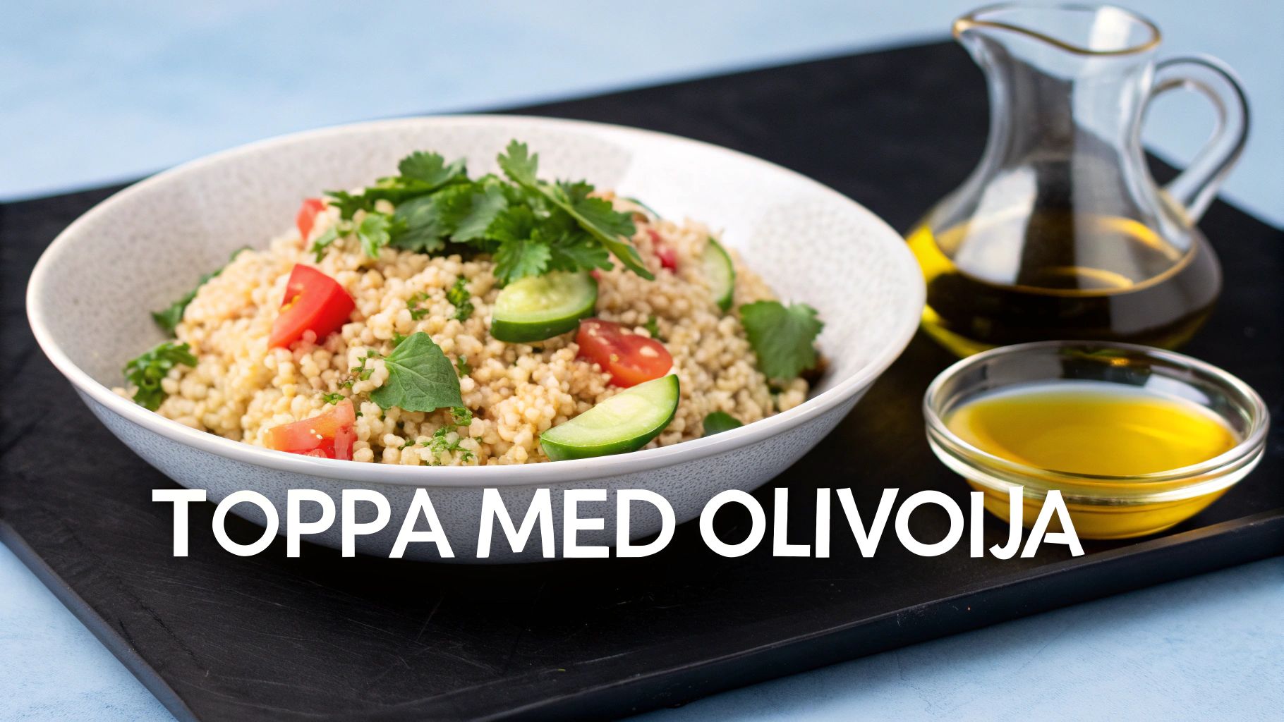 En tallrik med bulgur med vermicelli, garnerad med färska örter och serverad med grillat kött.