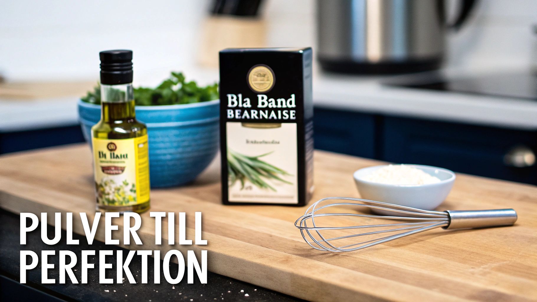 En krämig, hemgjord bearnaisesås i en vit skål, garnerad med färsk dragon.