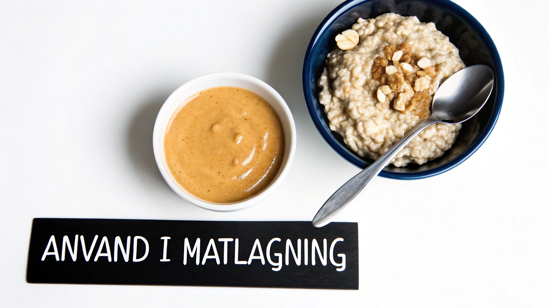 En skål med havregrynsgröt toppad med jordnötssmör, banan och bär.