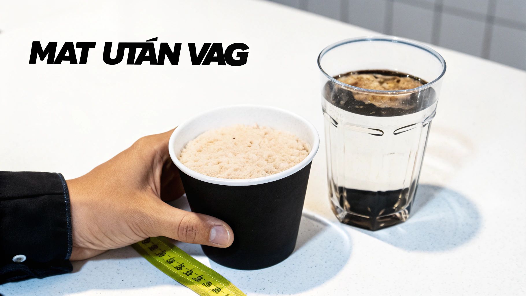 Två skålar som visar skillnaden mellan okokt och kokt ris.