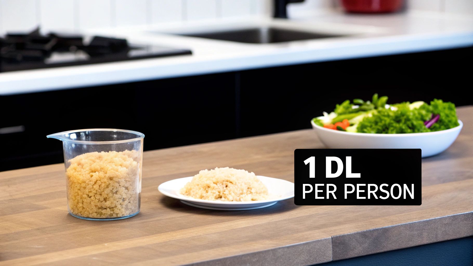 Person som mäter upp ris med ett mått.