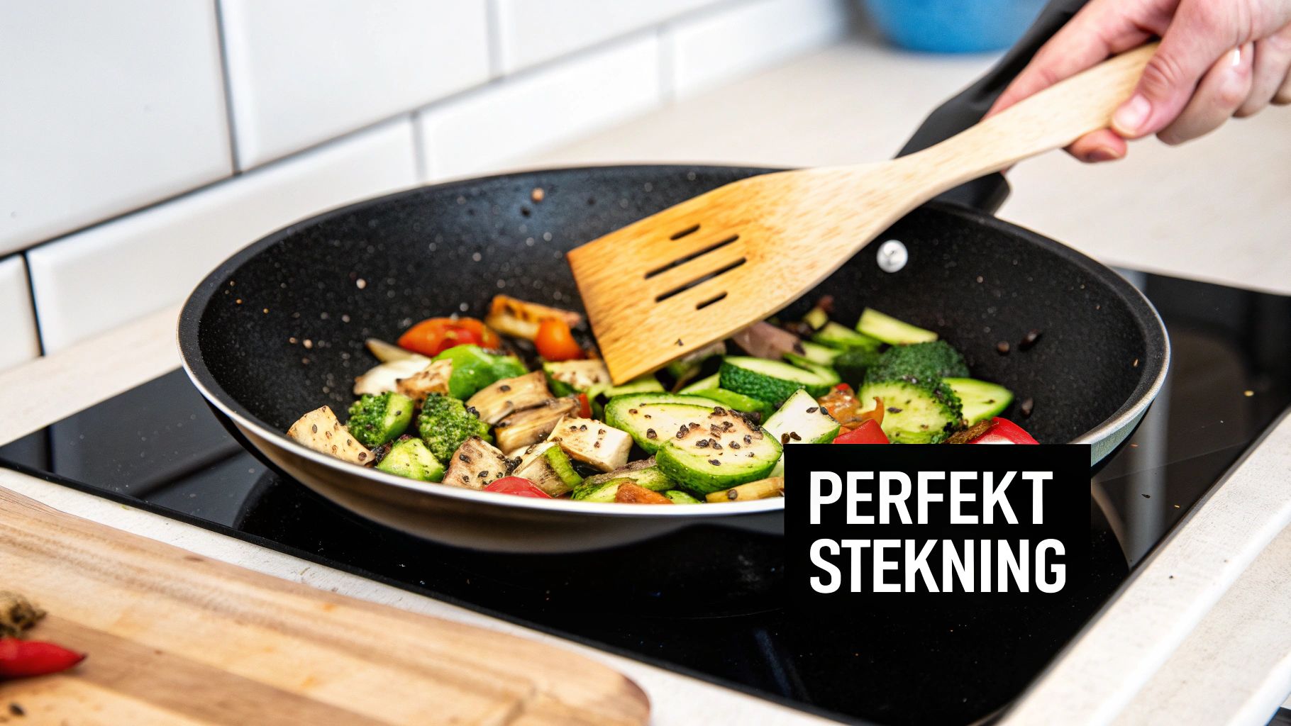 En stekpanna med olivolja och grönsaker som steks på en spis.