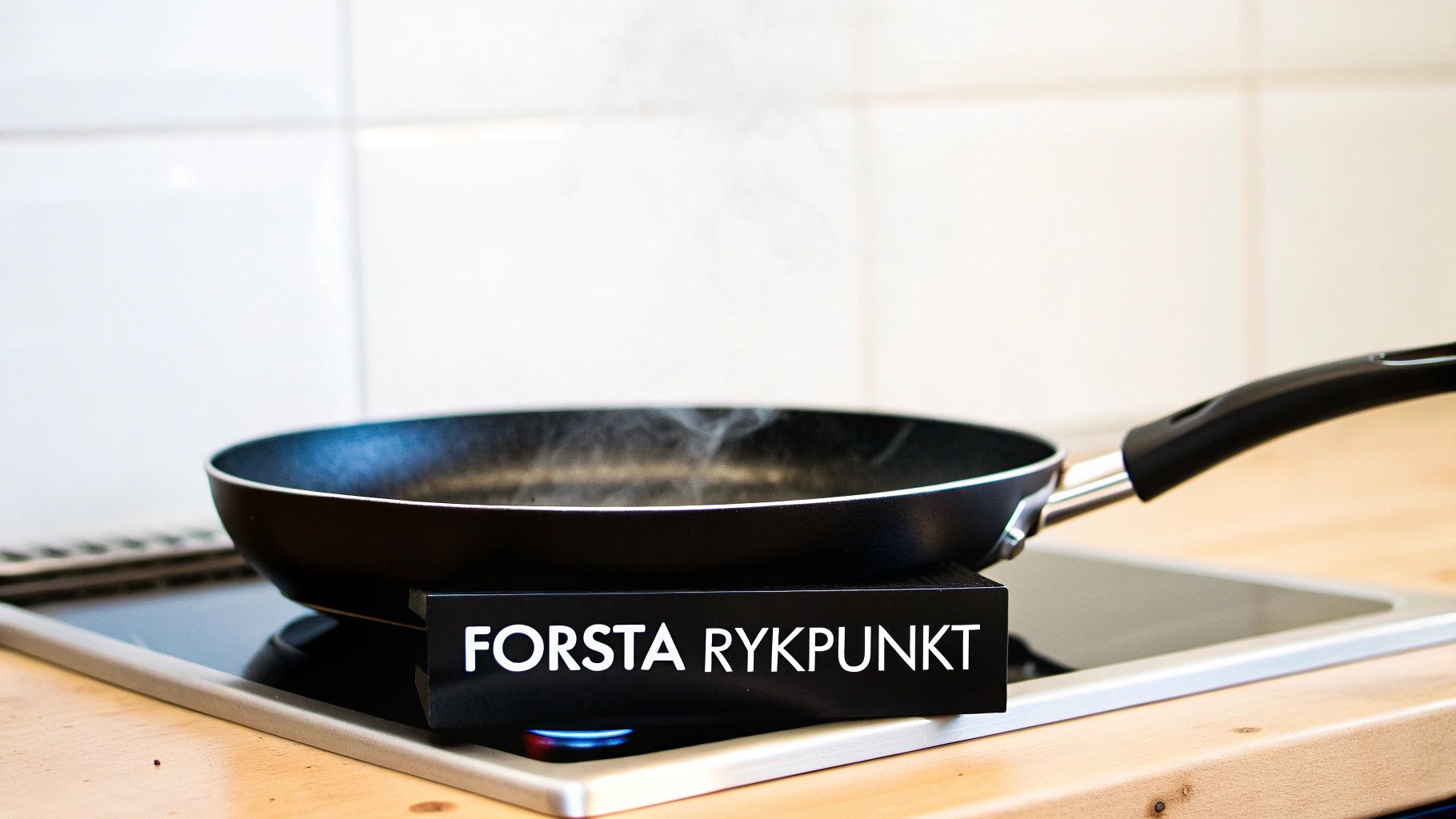 En flaska olivolja bredvid en skål med oliver och en olivkvist