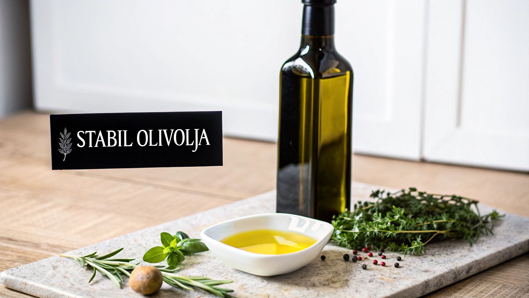 En närbild på gyllene grekisk olivolja som hälls från en flaska