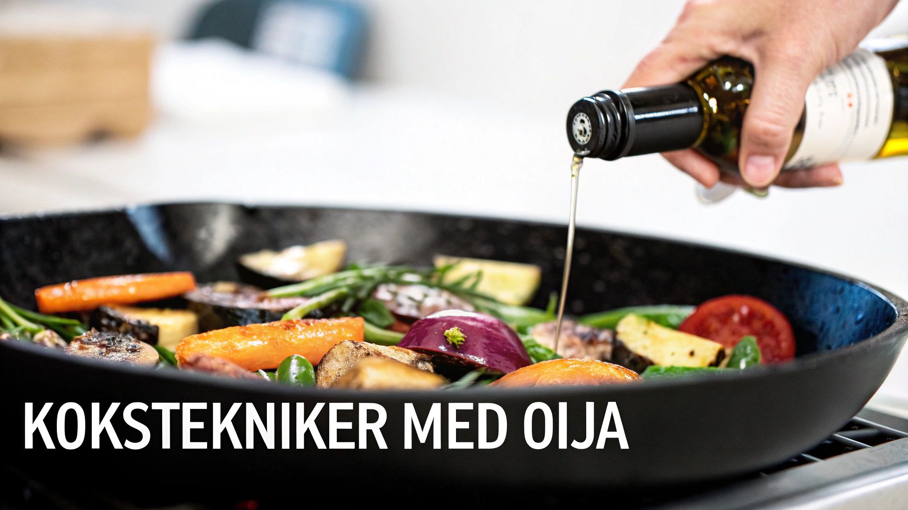 En kock ringlar olivolja över en sallad i ett kök.