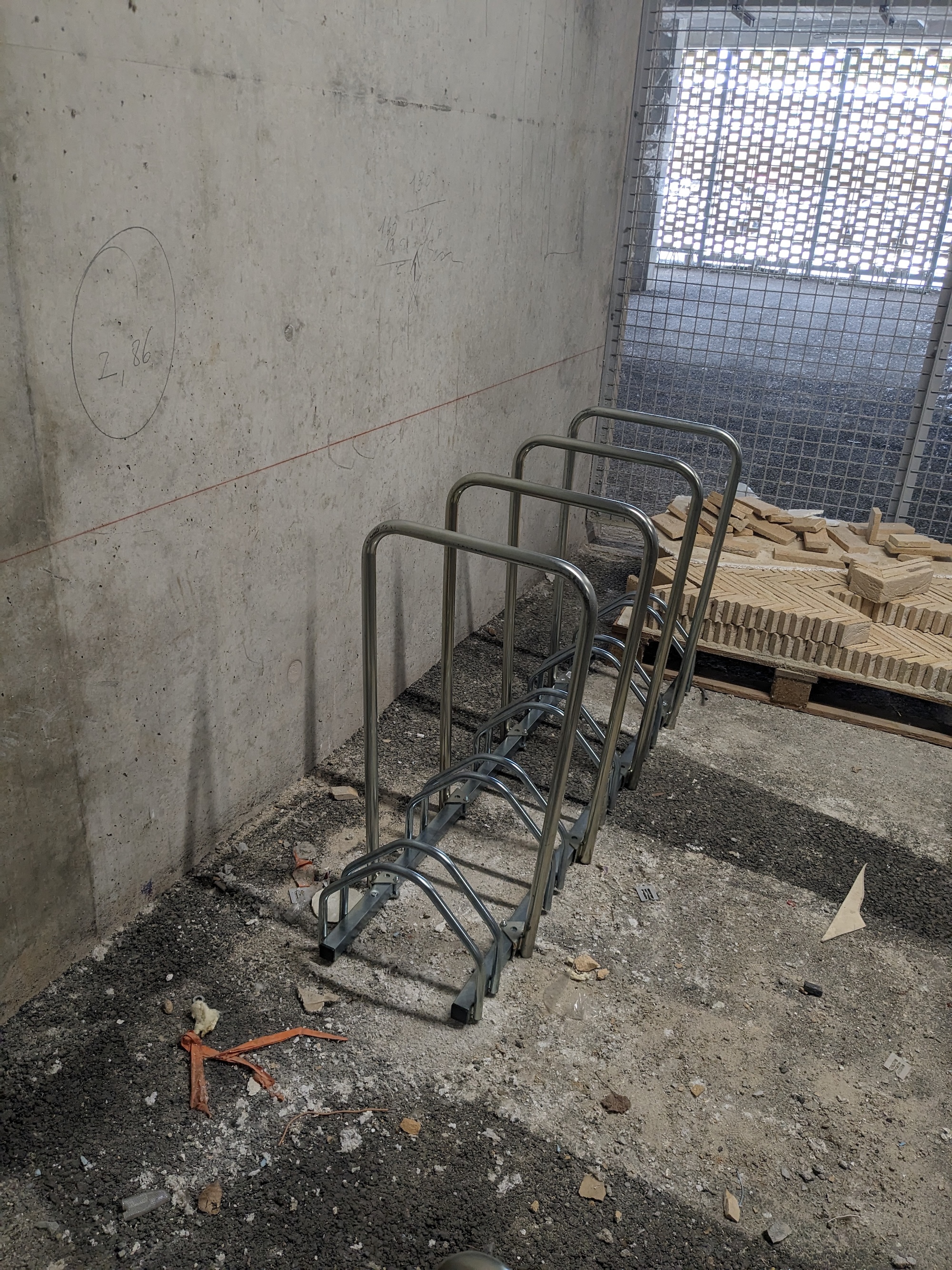 Photo d'un rack vélo premier prix et de déchets dans la résidence du promoteur immobilier HIcco