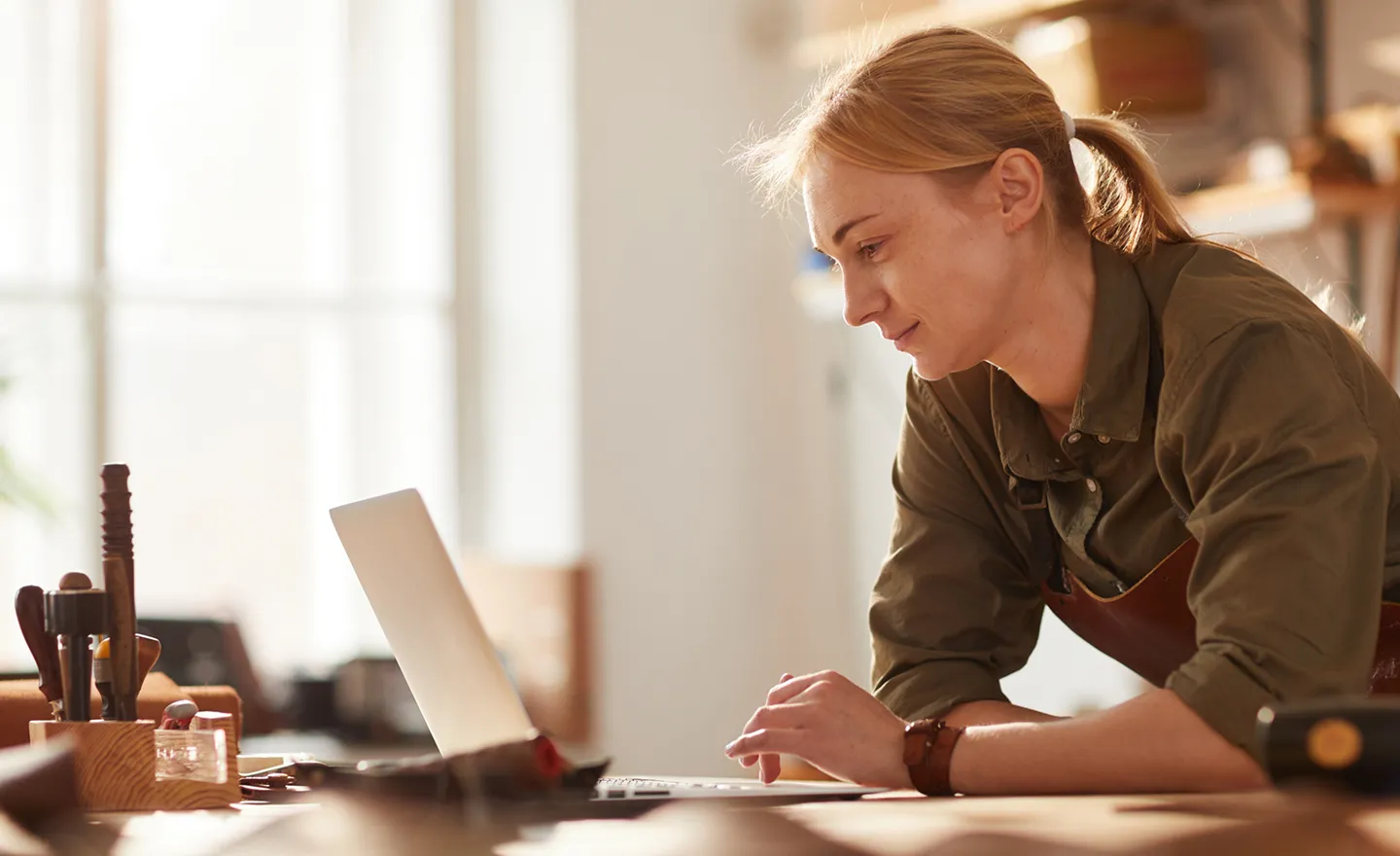 Une entrepreneuse dans le batiment qui est sur son ordinateur 