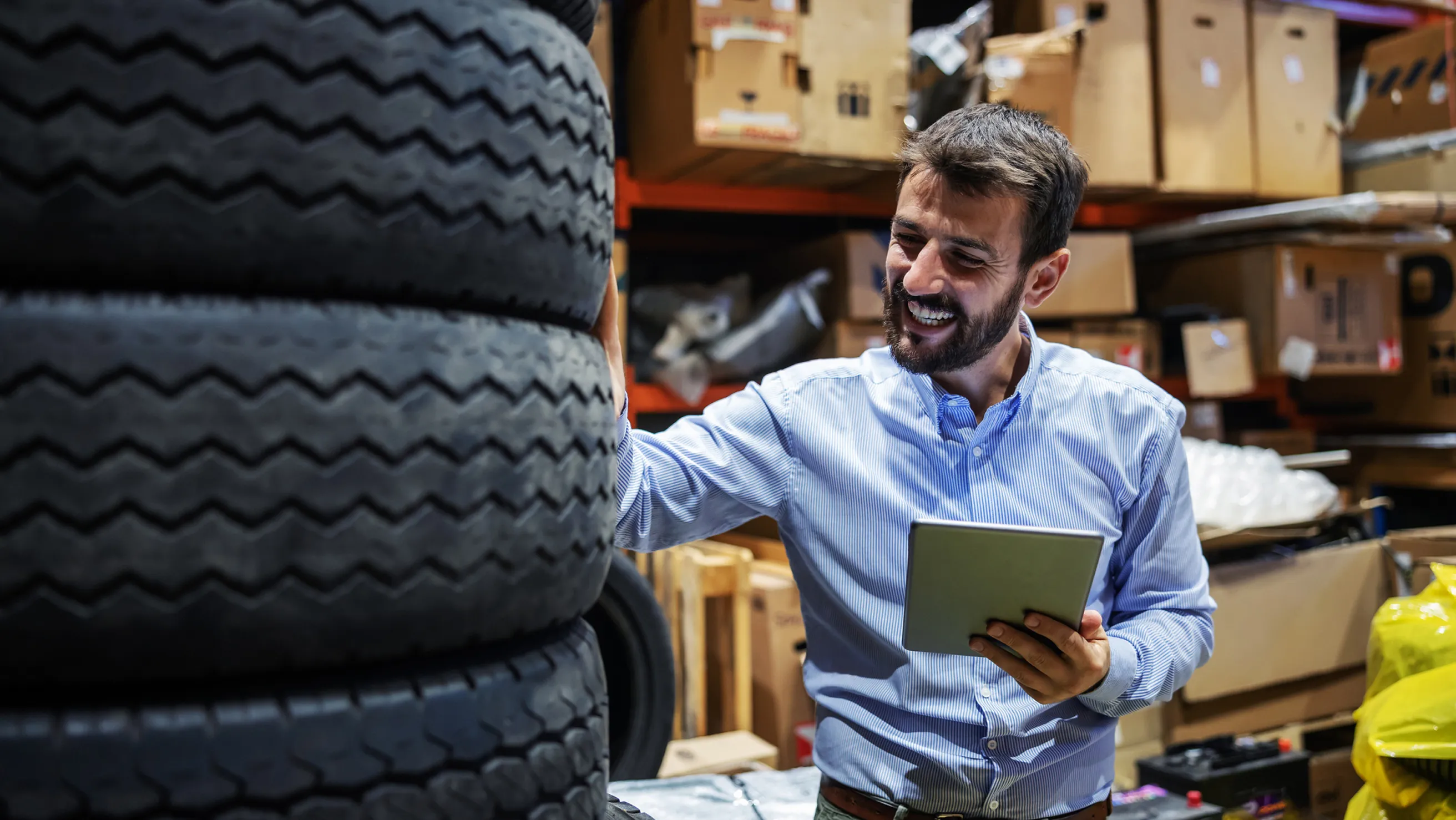 Un garagiste qui compte son stock de pneu