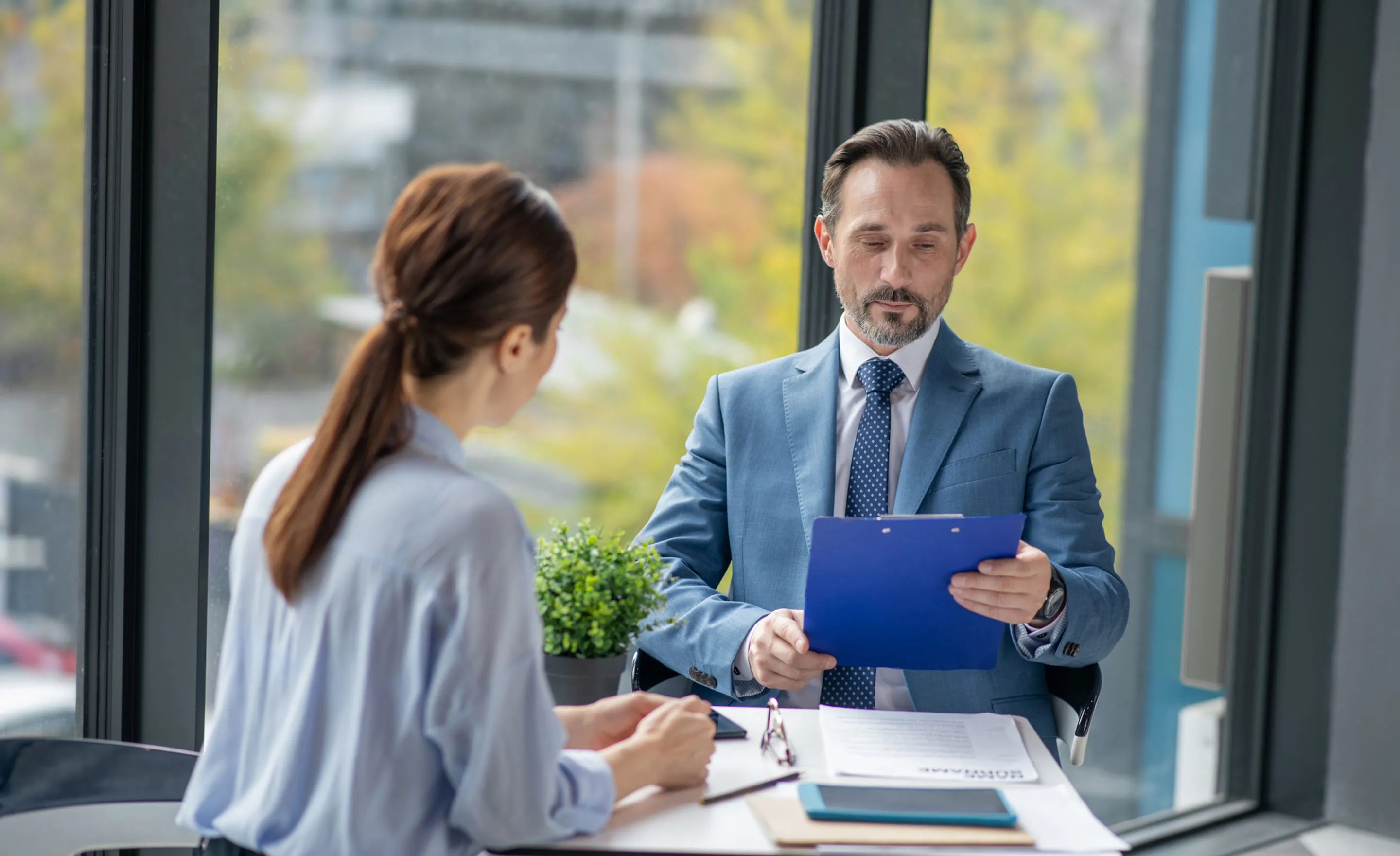 Un banquier qui est en clientèle avec une autre personne 