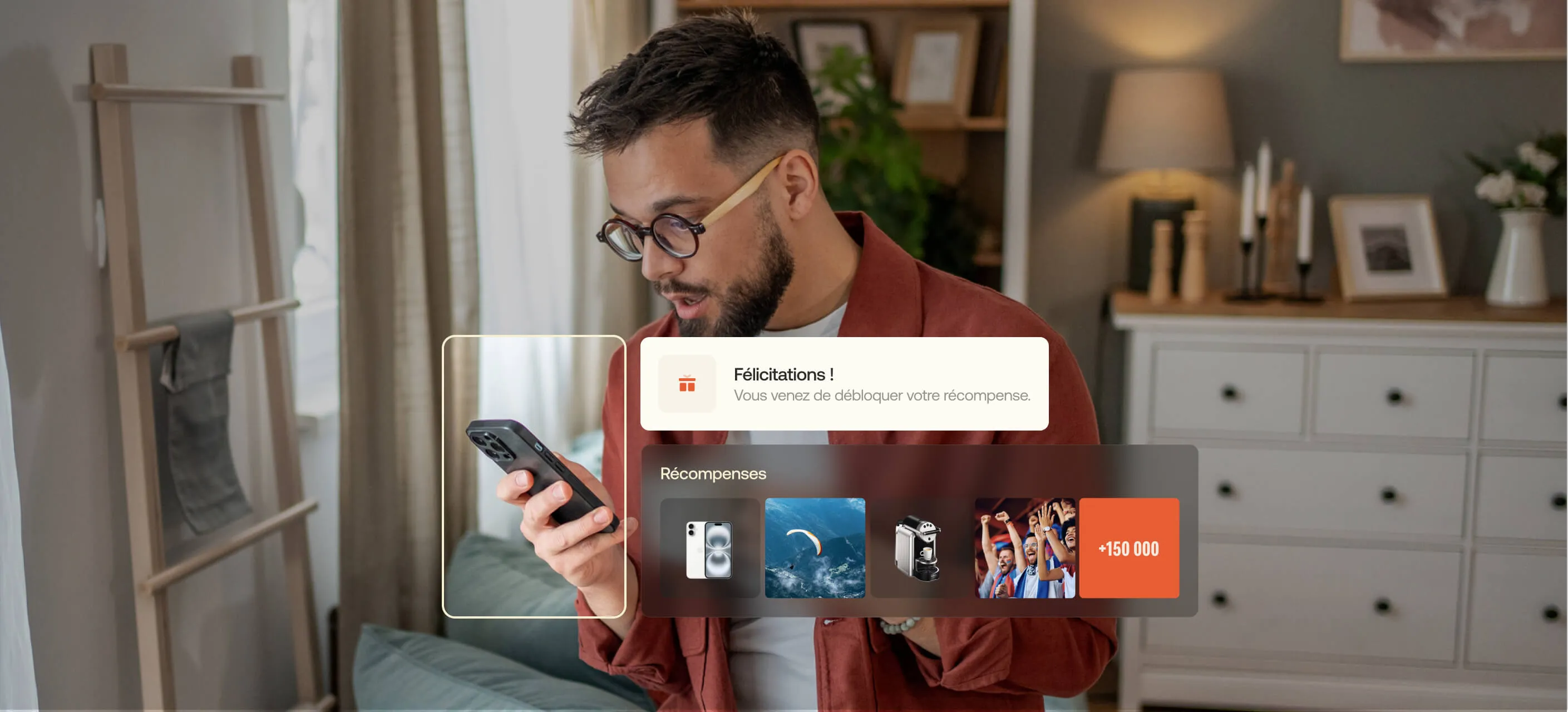 Homme qui reçoit une notification pour l'informer qu'il a débloqué des récompenses