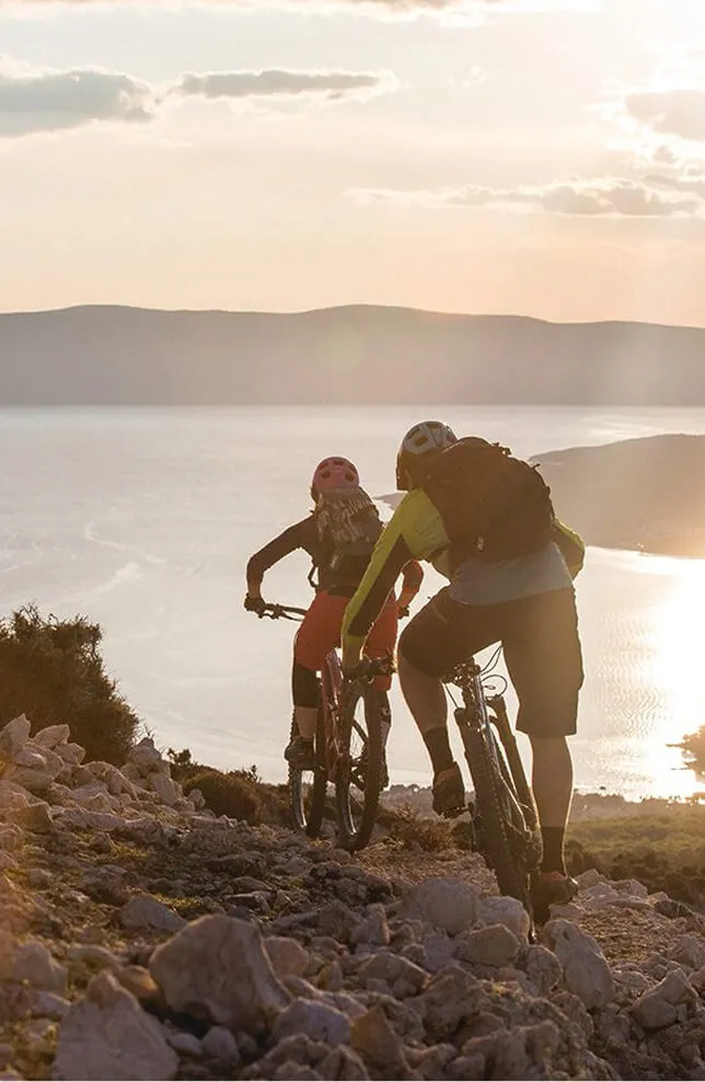 Deux personnes faisant du velo