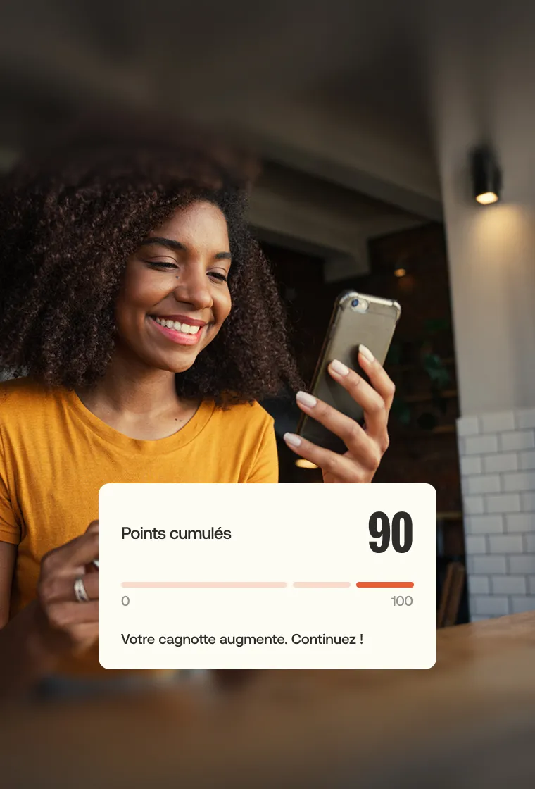 Smiling woman with curly hair in a mustard shirt looking at her phone, with an overlay showing 'Points cumulés 90' and a progress bar near full.
