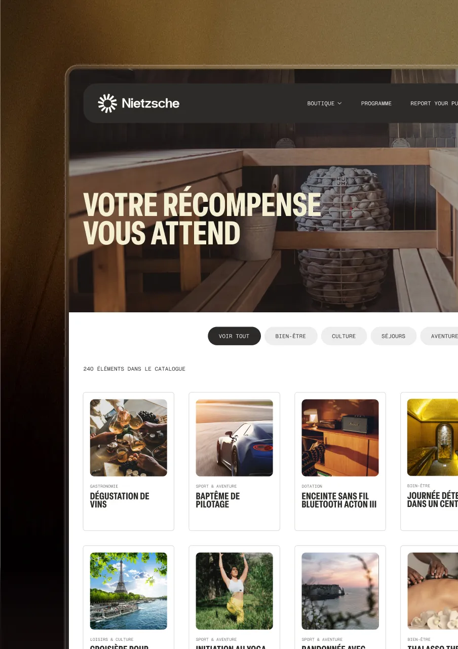 Website homepage showing a wooden sauna interior with a basket of sauna stones and French text 'Votre récompense vous attend' and a catalog of experience cards below.