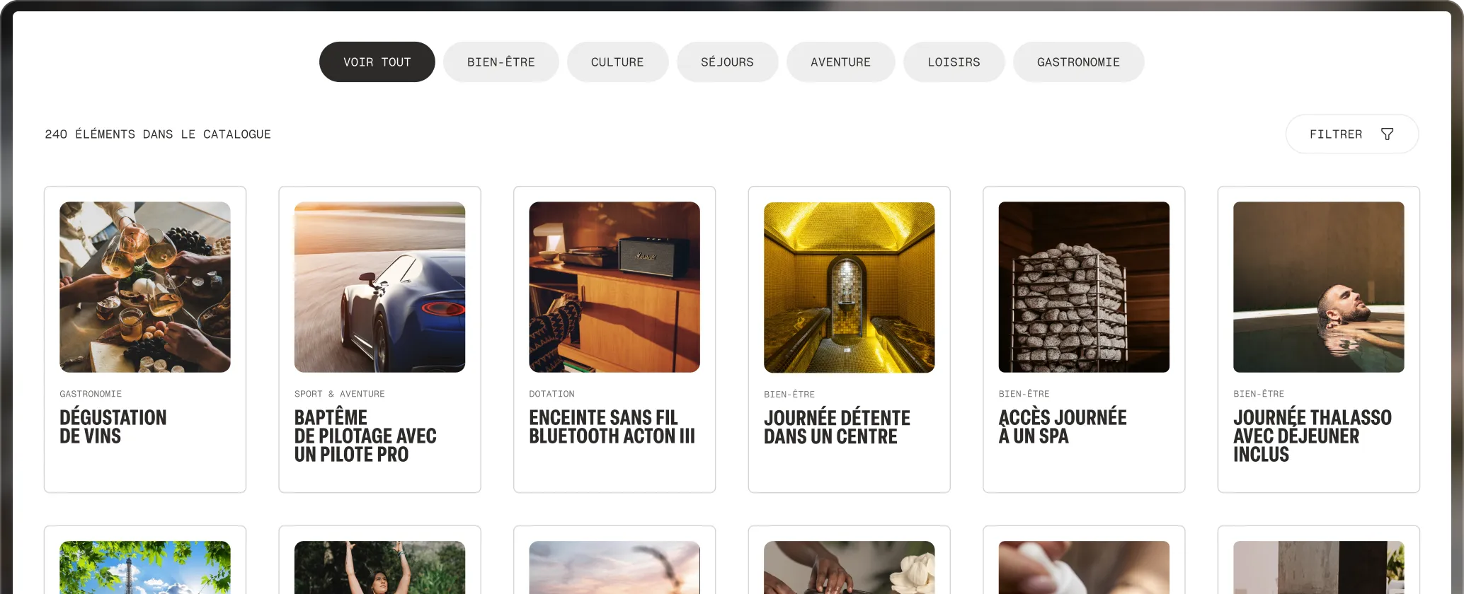 Website catalog interface showing options like wine tasting, professional driver experience, Bluetooth speaker, spa day, and thalassotherapy with breakfast.