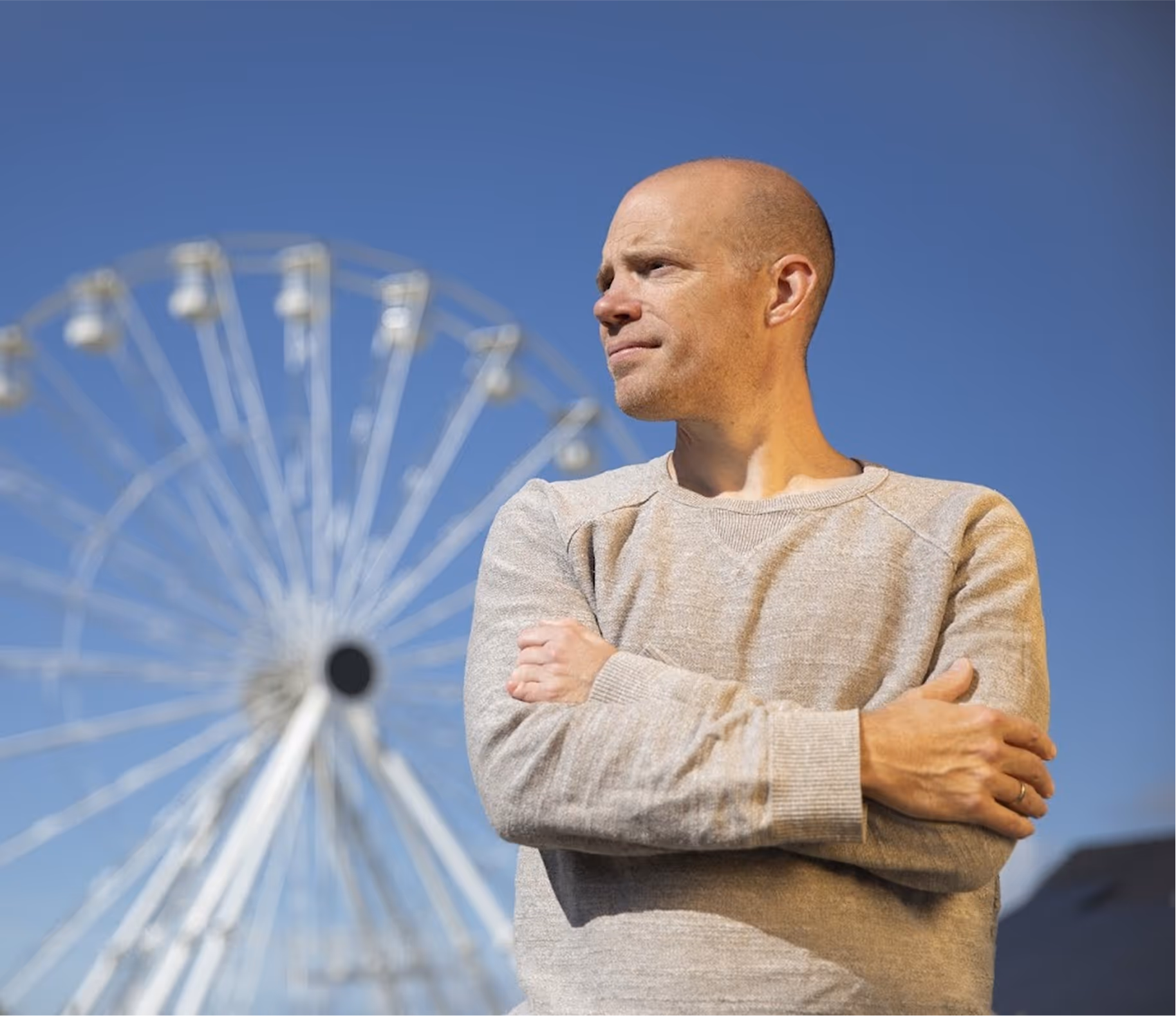 Man voor een reuzenrad.