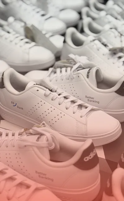 Adidas Sneaker mit BBBank Druck