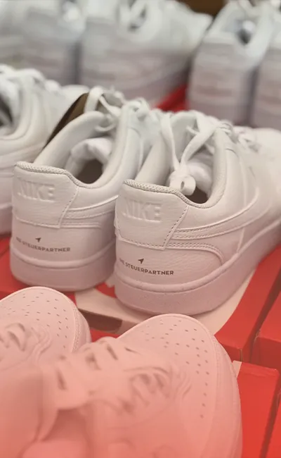 Nike Sneaker mit Firmenlogo Aufdruck für Steuerkanzlei