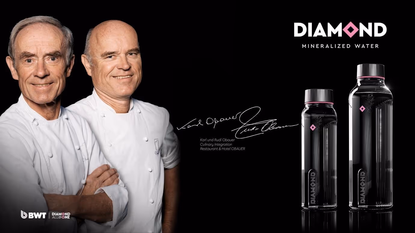 Une image contenant personne, homme, Visage humain, bouteilleDescription générée automatiquement