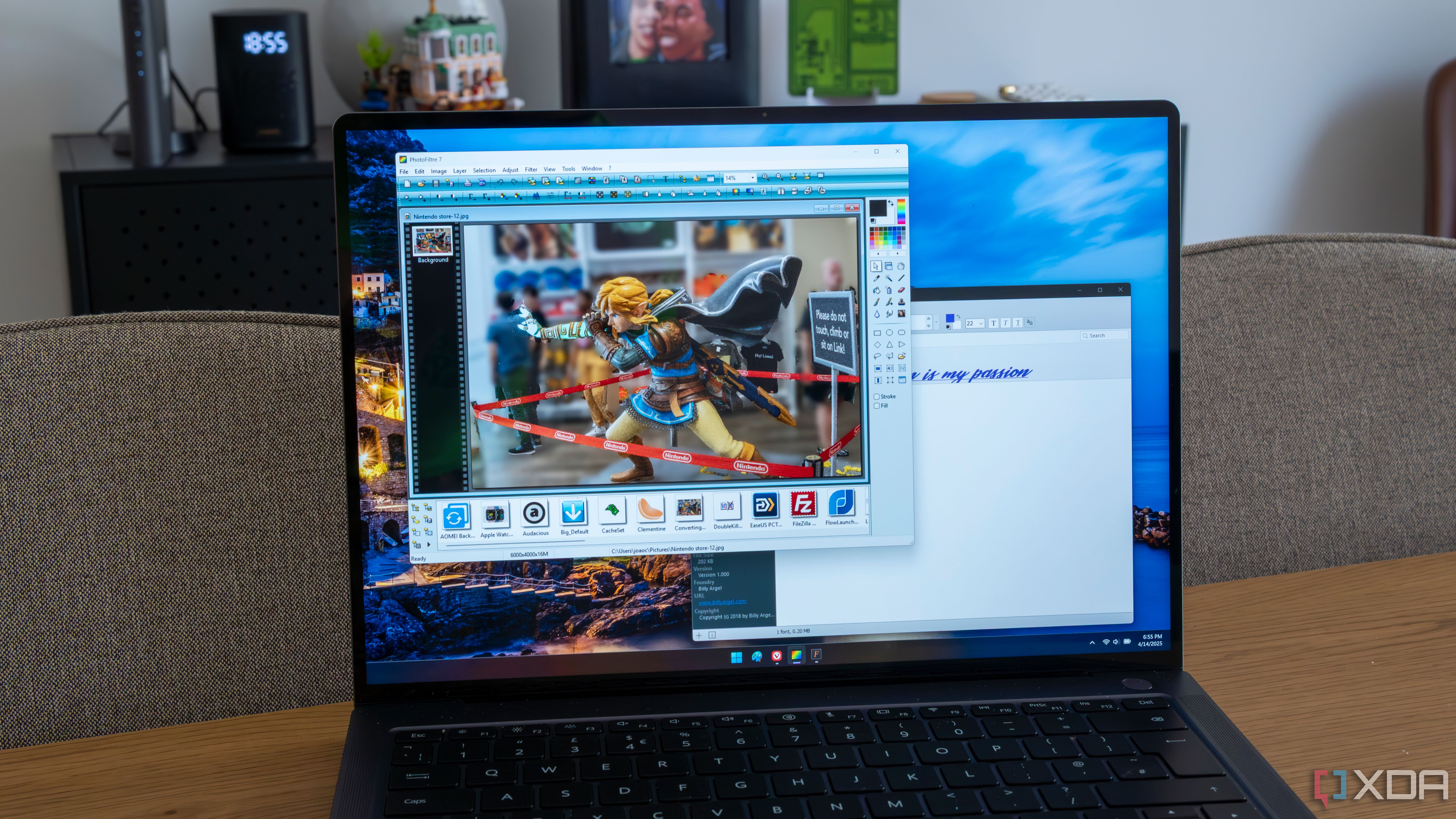 A Windows 11 desktop featuring classic software icons.