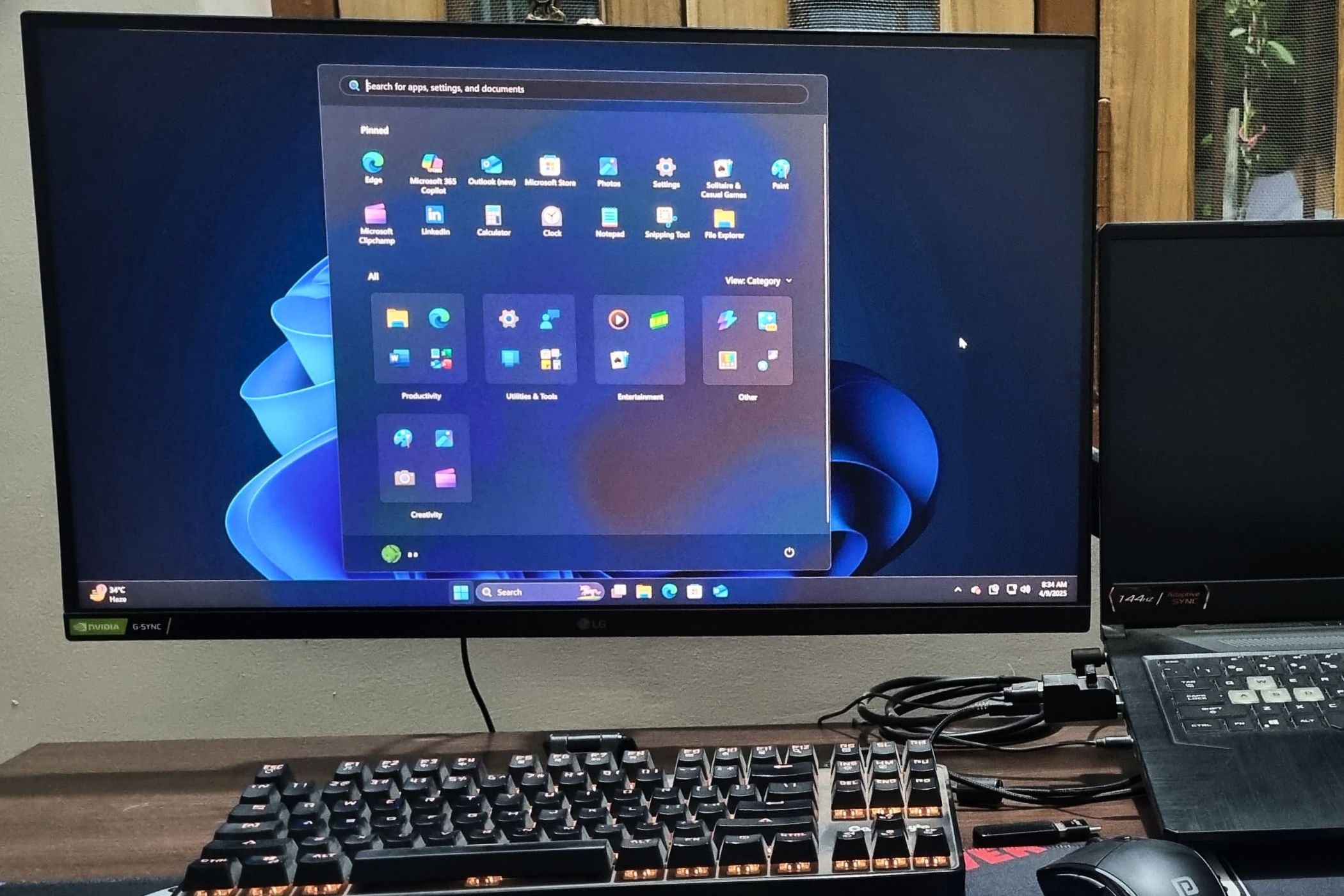 Windows 11 desktop with start menu open and Snipping Tool icon highlighted.