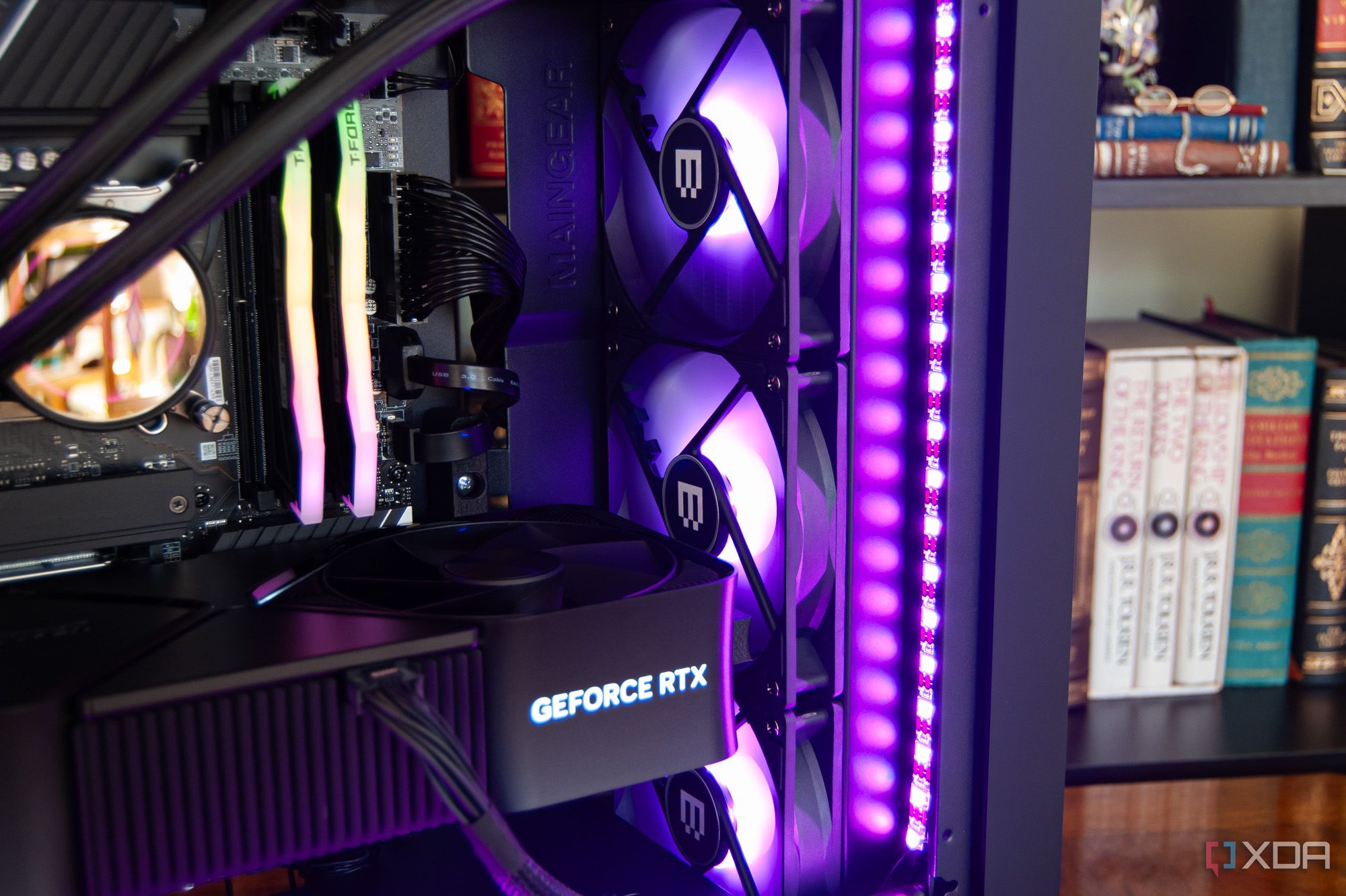 Computer with well-managed internal cables