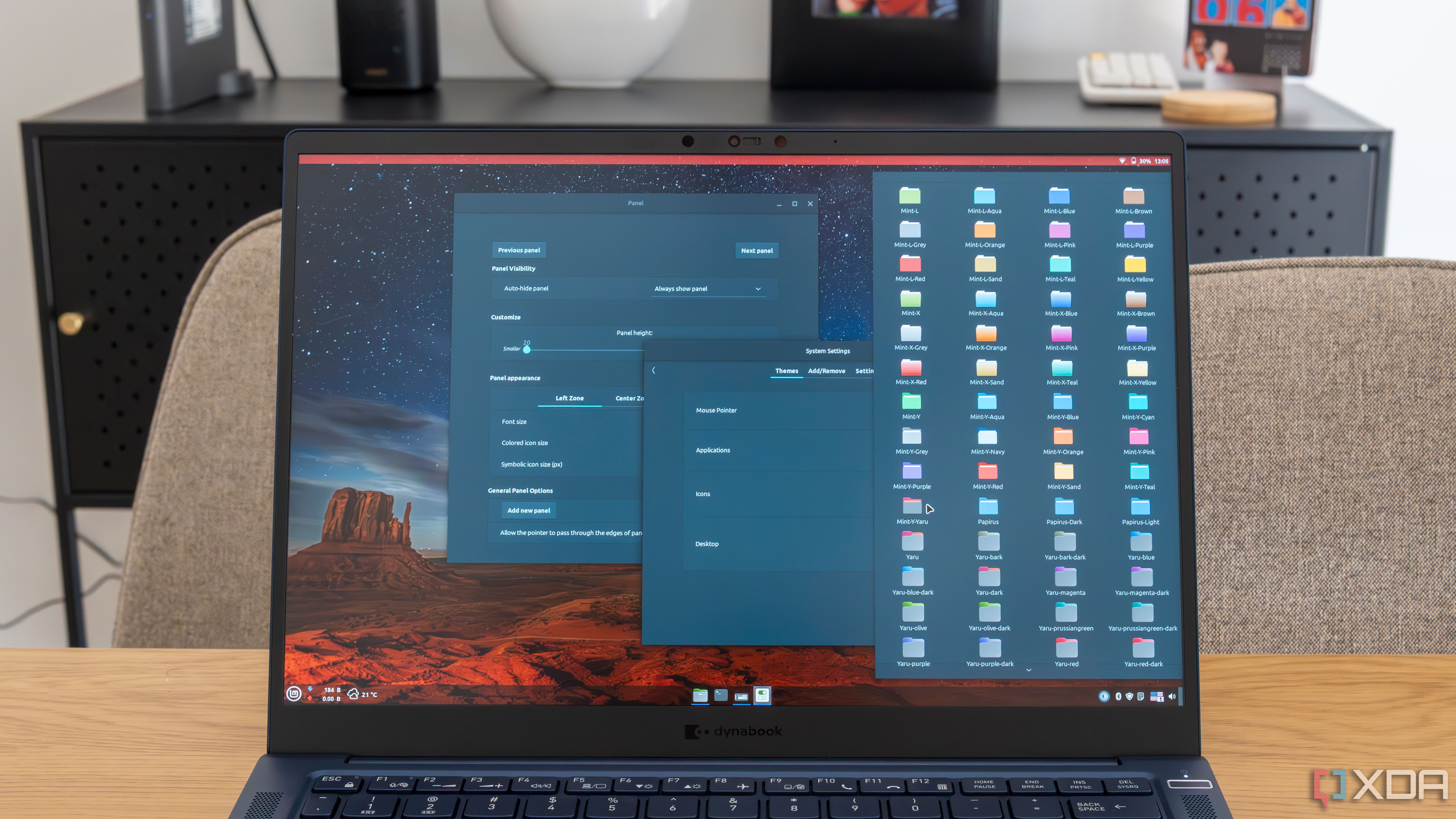Linux Mint desktop with customized panels