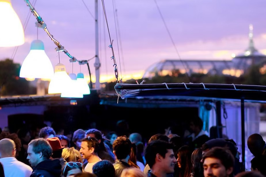 Comment organiser un afterwork réussi à Paris : lieux, budget et conseils