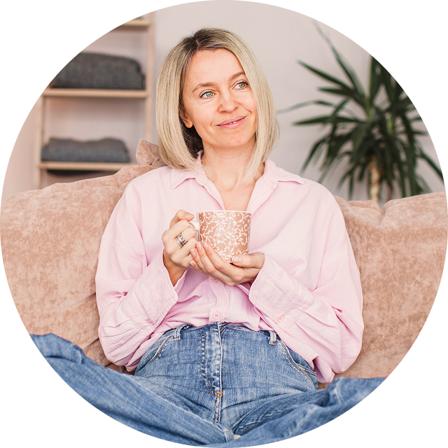 Frau entspannt auf dem Sofa mit Teetasse – Symbolbild für stressfreie digitale Rezeptanfrage mit der MYA App