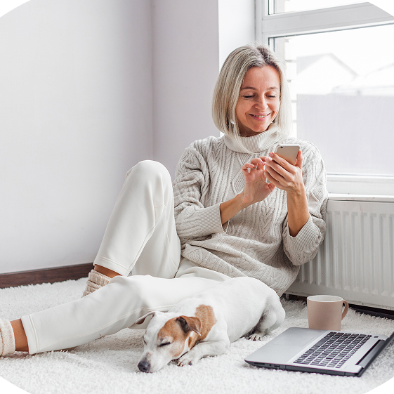 Digitale Rezeptanfrage mit der MYA App – Frau bestellt Folgerezept bequem von zu Hause