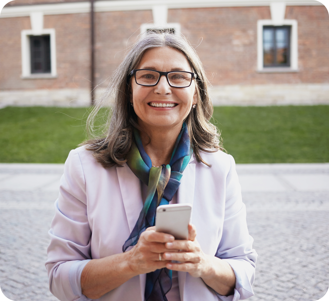 Frau mit MYA-App auf dem Telefon