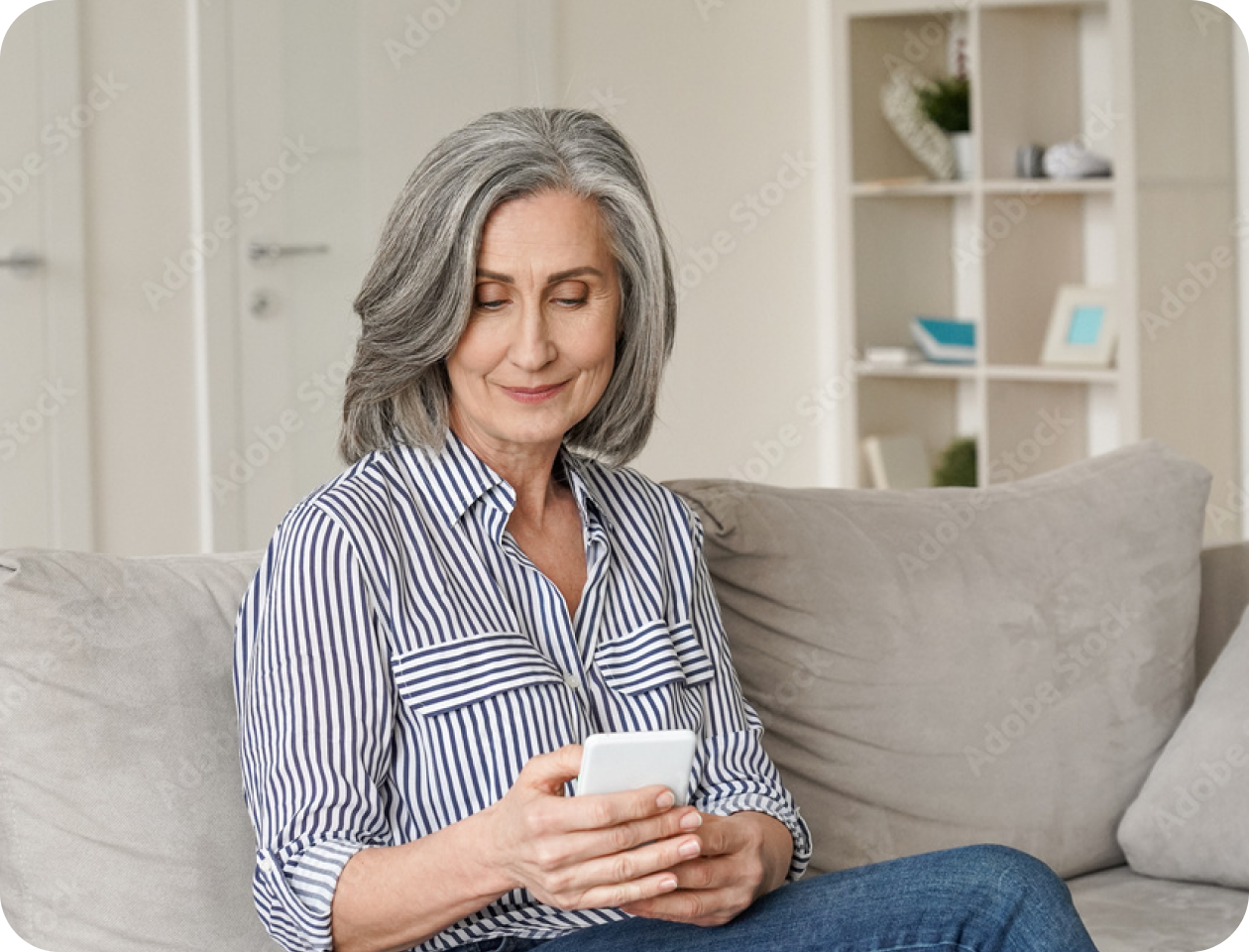 Frau liest Informationen auf einem Smartphone