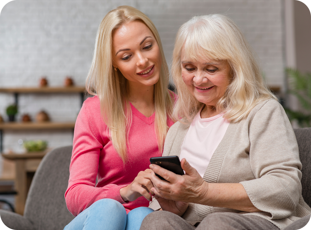 Tochter bringt Mutter bei, wie man das Telefon benutzt