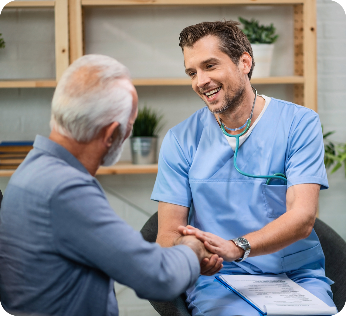 Arztpraxis Gespräch mit Patient – digitale Folgerezept-Anfrage über MYA im Auftrag des Patienten, sichere Zusammenarbeit ohne externe Rezeptausstellung, strukturierter E-Rezept Prozess für Arztpraxen