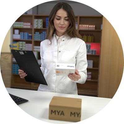 Apothekerin prüft Rezept und Medikamente im MYA Versand – Folgerezept per App anfragen und Medikamente bequem nach Hause liefern lassen