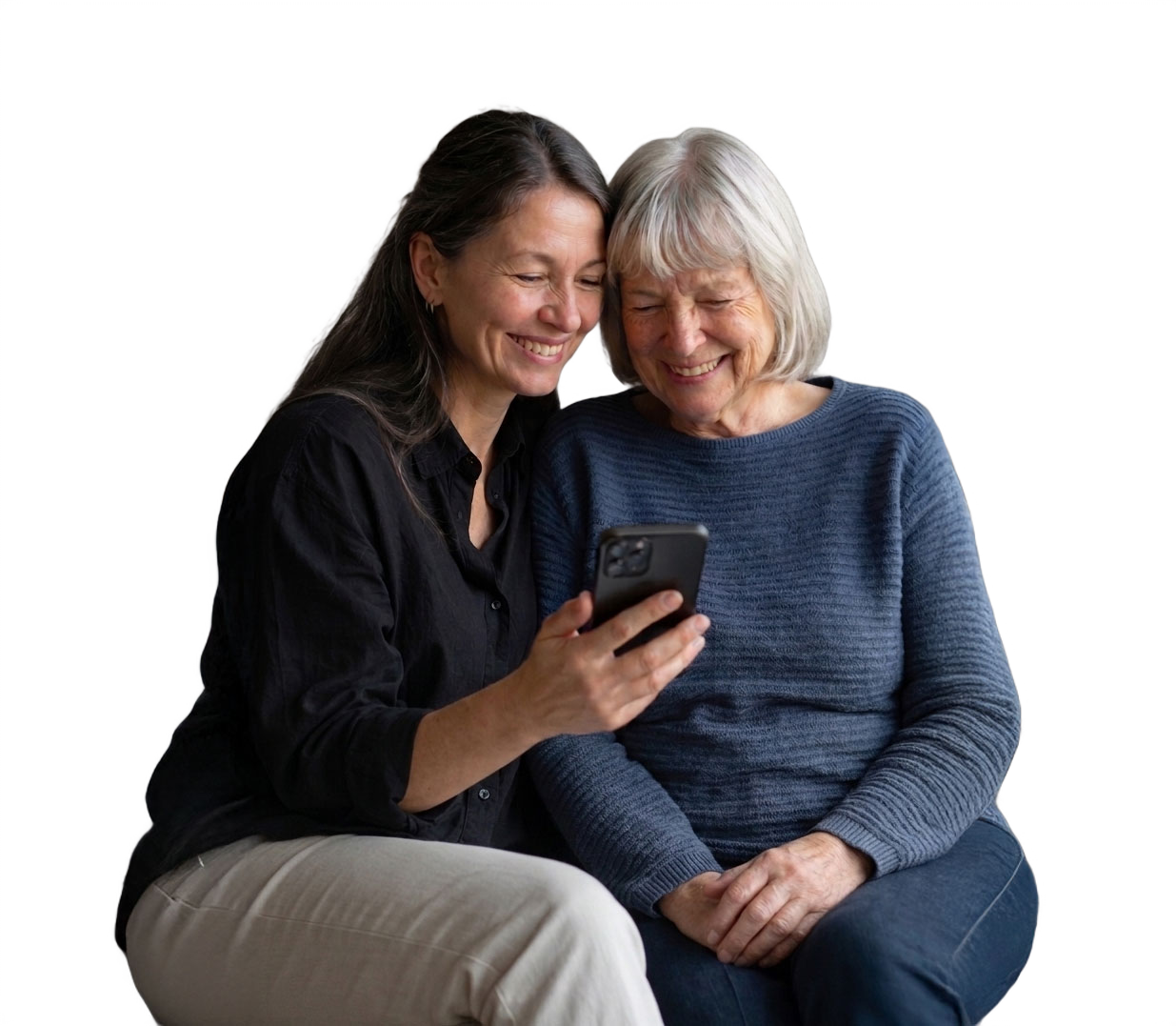 Zwei Frauen, eine jüngere und eine ältere, lächeln gemeinsam beim Blick auf ein Smartphone.