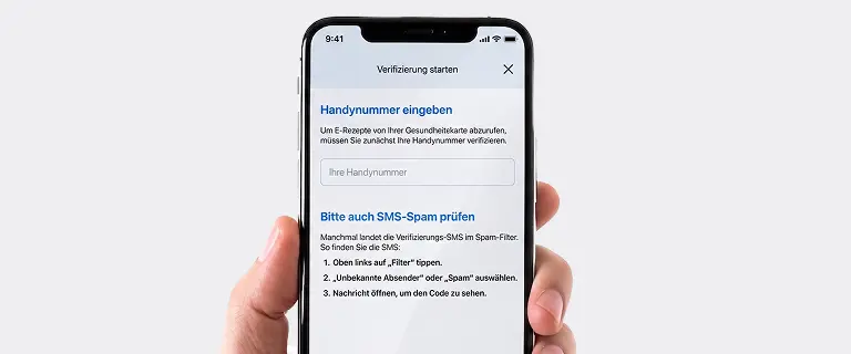 Auf dem Foto ist ein Smartphone in der Hand zu sehen, auf dem Bildschirm werden Anweisungen zum Abrufen eines elektronischen Rezepts für einen Verwandten angezeigt.